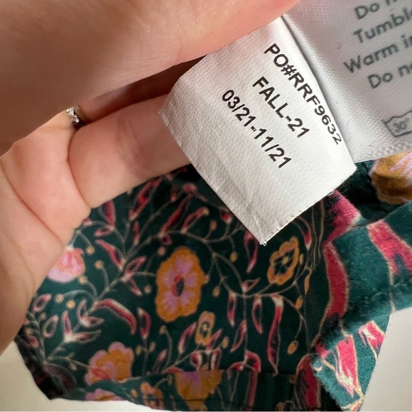 Roller Rabbit Vibrant Floral Long-Sleeve Blouse with Rounded Neckline Size 12 - Picture 3 of 6